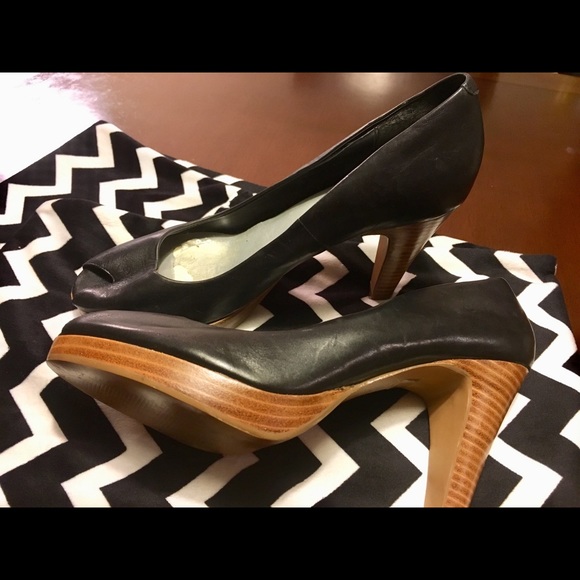 LOFT Shoes - 💰Ann Taylor Loft leather peep toe heels